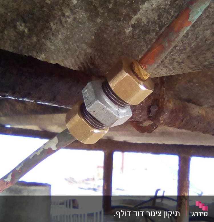 חיבור צינור מתכת עם אומים מתכתיים